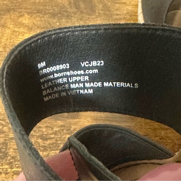 Born Woman's Black Leather Wedge Sandal EUC Size 9 - Picture 8 of 8